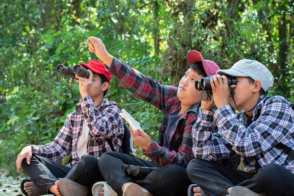 Azjatyccy Chłopcy Trzymający Lornetkę Siedzący Razem Obserwacji Ptaków Owady Inne — Zdjęcie stockowe