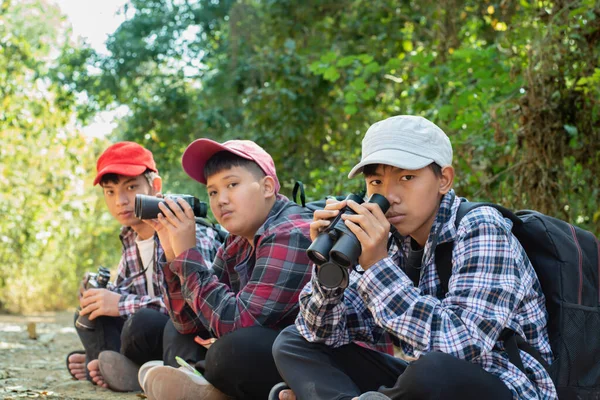 Asiatiska Pojkar Som Håller Kikare Sitter Tillsammans För Att Göra — Stockfoto