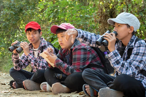 Meninos Asiáticos Segurando Binóculos Sentados Juntos Para Fazer Observação Aves — Fotografia de Stock