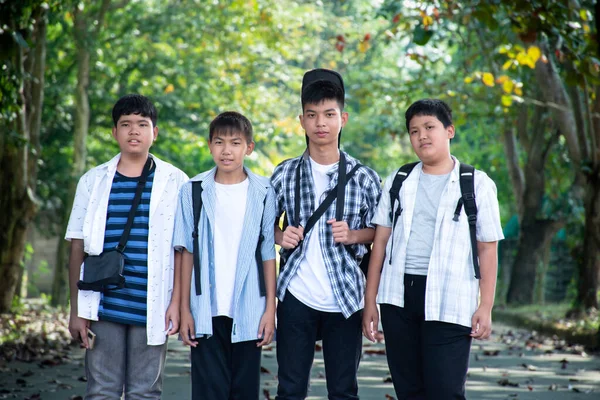 若いアジアの少年たちは 一緒に学校の後に家を歩いています 柔らかくて選択的な焦点 十代のライフスタイルとティーンエイジャーの支出時間のための概念 — ストック写真