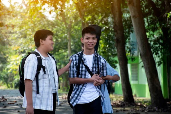 Νεαρά Ασιατικά Αγόρια Περπατούν Σπίτια Μετά Σχολείο Μαζί Μαλακή Και — Φωτογραφία Αρχείου