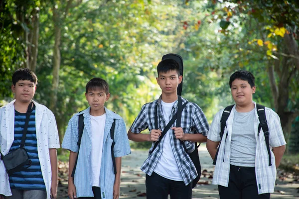 若いアジアの少年たちは 一緒に学校の後に家を歩いています 柔らかくて選択的な焦点 十代のライフスタイルとティーンエイジャーの支出時間のための概念 — ストック写真