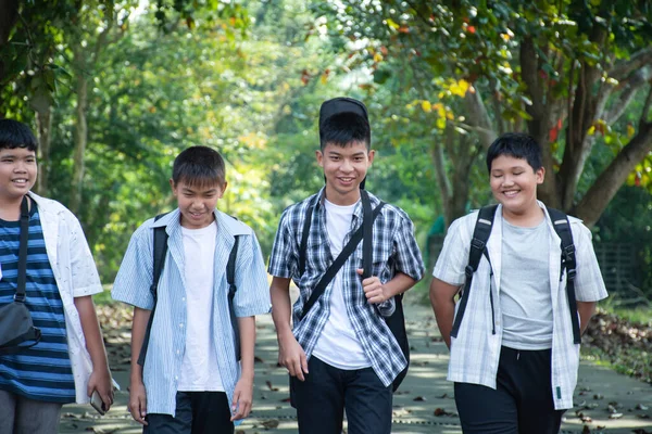 Jóvenes Chicos Asiáticos Están Caminando Juntos Hogares Después Escuela Enfoque — Foto de Stock