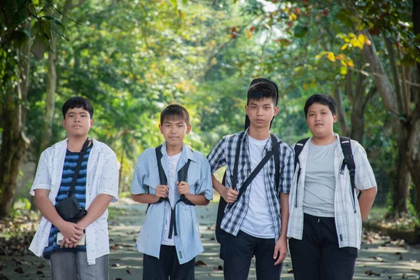 年轻的亚洲男孩放学后一起步行回家 对青少年的生活方式和青少年的消磨时光有着柔软而有选择的关注 — 图库照片