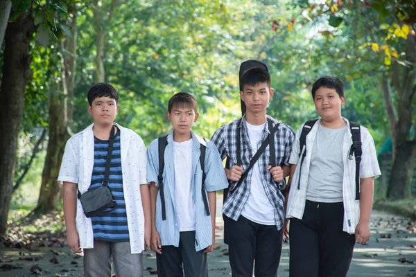 Jovens Meninos Asiáticos Estão Andando Casas Depois Escola Juntos Foco — Fotografia de Stock