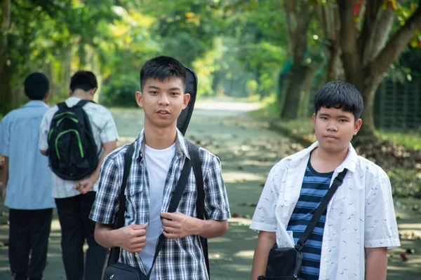 아시아인게 소년들 인사를 아시아의 나라에서 주말에 학교에 사랑을 줍니다 부드럽고 — 스톡 사진