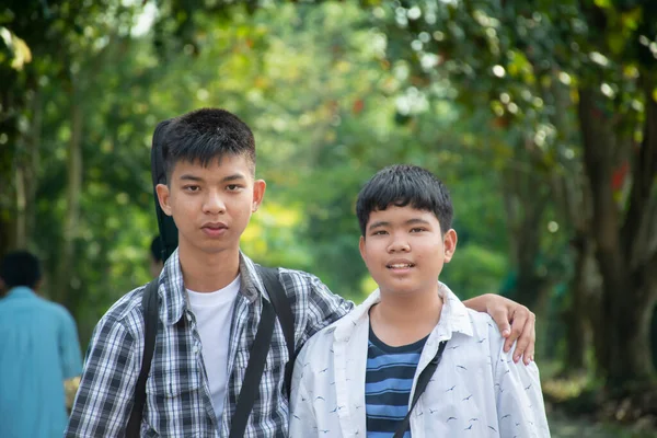 Молодые Азиатские Мальчики Геи Приветствуют Друг Друга Показывая Свою Любовь — стоковое фото