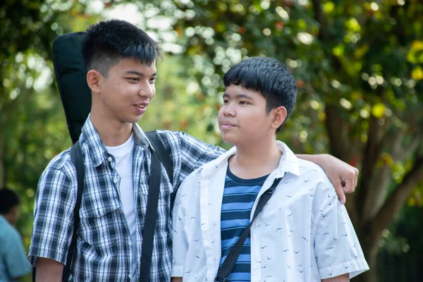 若いアジアのゲイの男の子たちが挨拶し アジアの国の週末に学校に行く途中でお互いの愛を示し 柔らかく選択的な焦点 世界中のLgbtの人々のイベントのための概念 — ストック写真