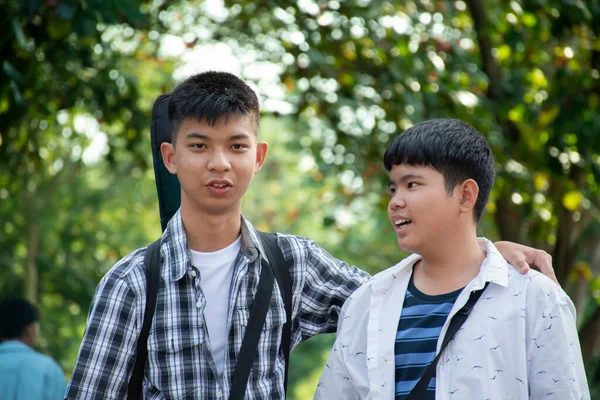 在亚洲国家 年轻的亚洲同性恋男孩在周末上学的路上互相问候 对男女同性恋 双性恋 变性者和变性者活动的概念表现出了他们的爱心 — 图库照片