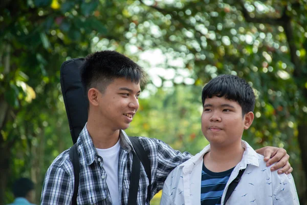 Asyalı Genç Gay Oğlanlar Birbirlerini Selamlıyor Hafta Sonu Asya Okula — Stok fotoğraf