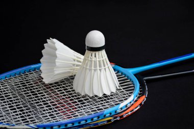 Beyaz badminton topu ve raketi kapalı badminton kortunda, kopyalama alanı, mekik horozlarına yumuşak ve seçici odaklanma.