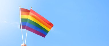 Mutlu Gurur Ayı 2023, LGBT sembolü ve gökkuşağı bayrağı ve bileklik konsepti.
