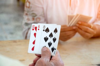 Huzurevinde kart oynayan emekliler, emeklilikten sonra evde kart oynayarak yaşlıların mutluluğu..