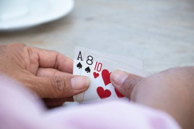 Huzurevinde kart oynayan emekliler, emeklilikten sonra evde kart oynayarak yaşlıların mutluluğu..