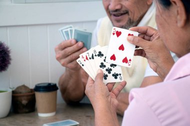 Huzurevinde kart oynayan emekliler, emeklilikten sonra evde kart oynayarak yaşlıların mutluluğu..