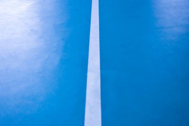 Badminton çizgilerinin kapalı badminton kortunun bulanık görüntüsü.