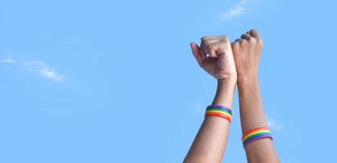 Mutlu Gurur Ayı 2023, LGBT sembolü ve gökkuşağı bayrağı ve bileklik konsepti.