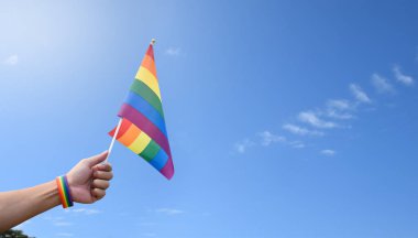 Mutlu Gurur Ayı 2023, LGBT sembolü ve gökkuşağı bayrağı ve bileklik konsepti.