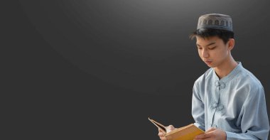 Genç Asyalı Müslüman ya da İslamcı çocuk, beyaz arka planda izole edilmiş, içinde Kuran ve tespih bulunan şapka ve gözlük takıyor.. 