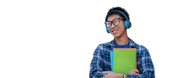 年轻的亚洲同性恋者戴着耳机和彩虹腕带 手持胸前书籍 模糊的背景 男女同性恋 双性恋和变性者青少年生活方式的概念 以及骄傲月庆祝男女同性恋 双性恋和变性者 — 图库照片