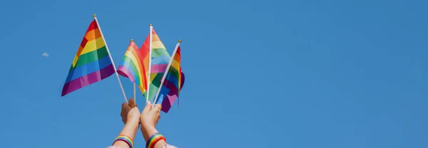 虹の旗の掲揚 誇り月2023年のコンセプト — ストック写真