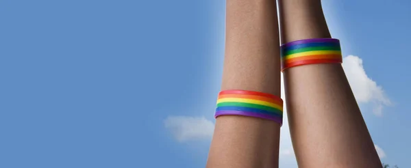 快乐骄傲月2023 Lgbt标志彩虹旗帜和腕带的概念 — 图库照片