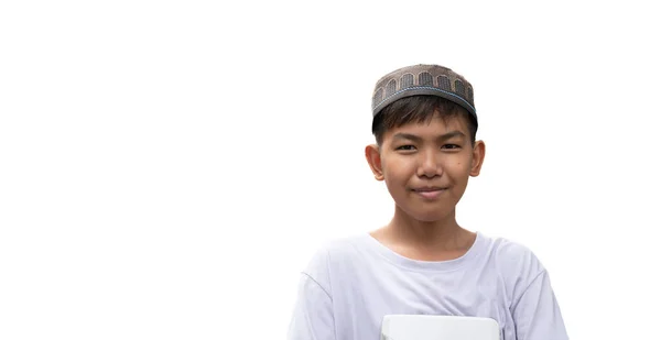 年轻的亚洲穆斯林或伊斯兰男孩戴着帽子和眼镜 手里拿着宽圆形和玫瑰色的书 背景是白色的 有剪路 — 图库照片