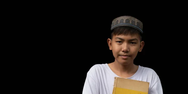 Joven Asiático Musulmán Niño Islámico Lleva Sombrero Gafas Con Quran —  Fotos de Stock