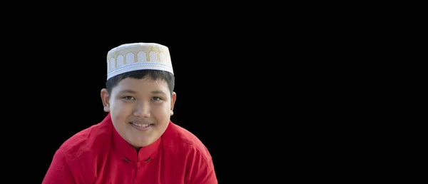 若いですアジアのイスラム教徒やイスラム教徒の男の子は帽子と眼鏡を持っていますQuranとRosaryで本の中で隔離されましたホワイト背景にクリッピングパス — ストック写真