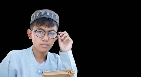 Jovem Asiático Muçulmano Islâmico Menino Usa Chapéu Óculos Segurando Quran — Fotografia de Stock