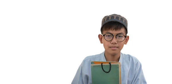 Jovem Asiático Muçulmano Islâmico Menino Usa Chapéu Óculos Segurando Quran — Fotografia de Stock