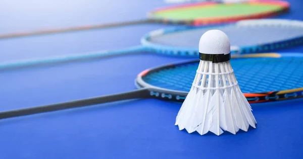 Detailní Záběr Badmintonových Raketoplánů Raketách Rozmazaným Krytým Badmintonovým Dvorním Pozadím Stock Obrázky