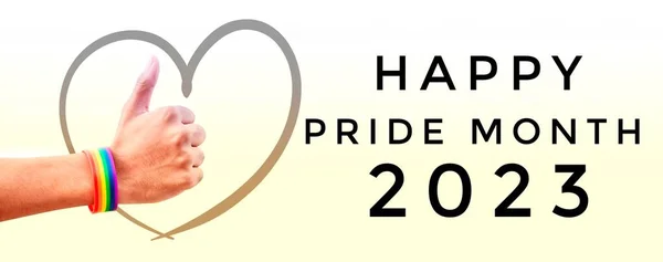 白い背景にハートのドローイングやテキスト Happy Pride Month 2023 でレインボーリストバンドを身に着けている手 プライド月にLgbtのお祝いのための概念 — ストック写真