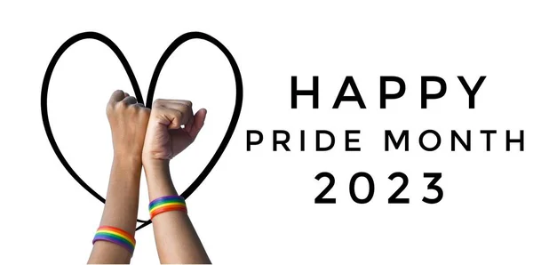 白い背景にハートのドローイングやテキスト Happy Pride Month 2023 でレインボーリストバンドを身に着けている手 プライド月にLgbtのお祝いのための概念 — ストック写真