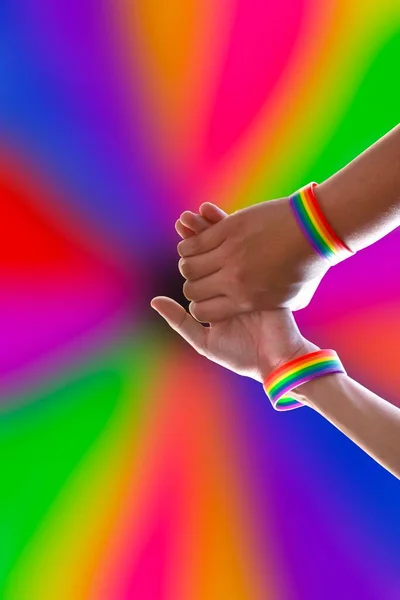 同性恋夫妇的亲密手 他们戴着彩虹腕带 背景模糊的Lgbtq 展示人类同性爱情的概念 以及庆祝骄傲月活动 — 图库照片