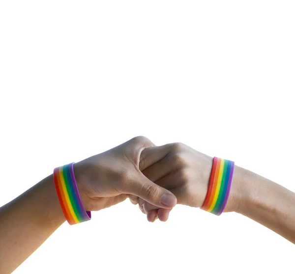 Aislado Gay Pareja Manos Que Llevar Arco Iris Pulsera Alrededor — Foto de Stock