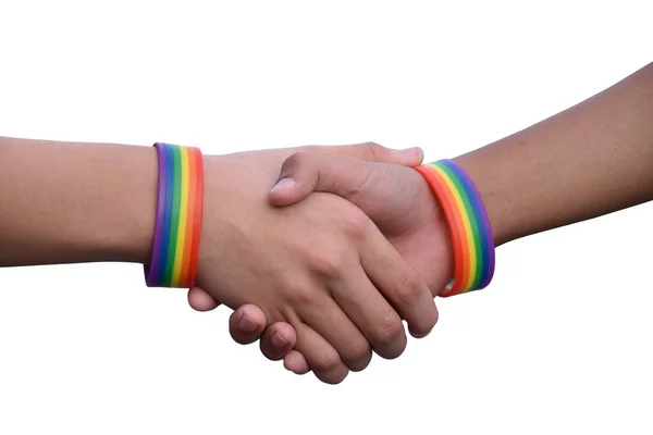 孤立したゲイカップル手を身に着けています虹リストバンド周りに白い背景でクリップパス — ストック写真