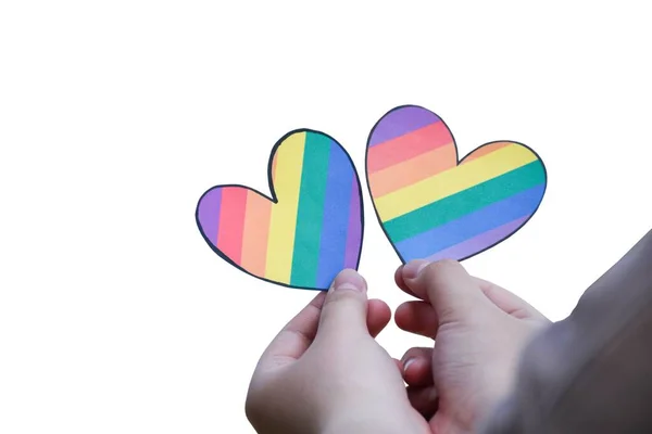 虹色の紙で作られた2つの心は Lgbtの人の手の中に保持されています 世界中の誇り月にLgbtq コミュニティのお祝いのための概念 — ストック写真