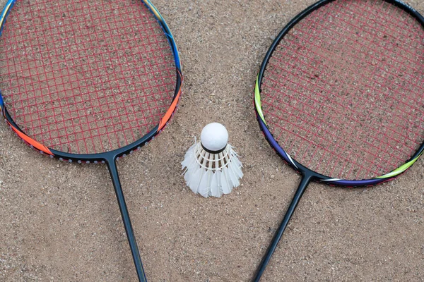 Badminton Apparatuur Rackets Witte Crème Shuttlecocks Zandvloer Van Outdoor Badmintonbaan — Stockfoto