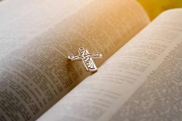 Metalowy Krzyż Biblijnej Książce Przy Oknie Światło Słoneczne Edytowane Miękkie — Zdjęcie stockowe