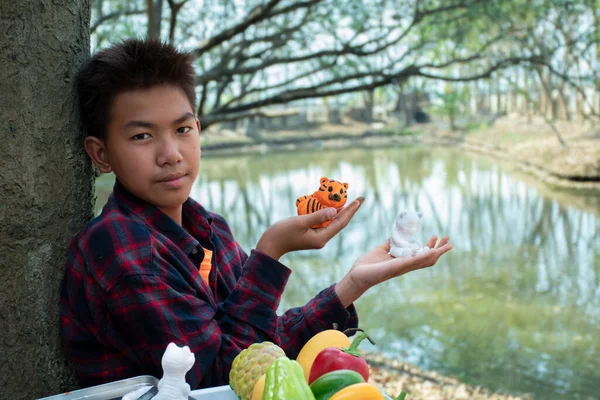 Молодой Азиатский Мальчик Клетчатой Рубашке Сидит Пруда Заднем Дворе Проводит — стоковое фото