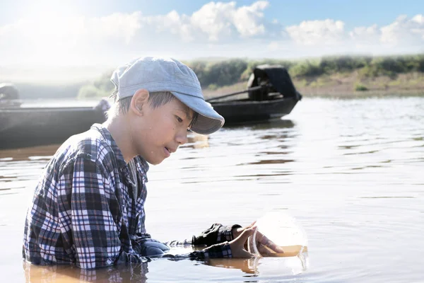 Молодой Азиатский Мальчик Держит Увеличительное Стекло Водопровод Которые Держат Реки — стоковое фото