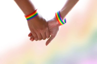 Ellerinde gökkuşağı bileklikleri, LGBT sembolü, LGBT kutlaması konsepti olan eller Haziran ayında tüm dünyada gururla kutlanır..