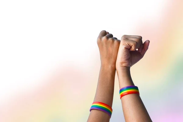 世界中で6月にLgbtのお祝いのためのコンセプト Lgbtのシンボルである虹のリストバンドを持っていた手 — ストック写真