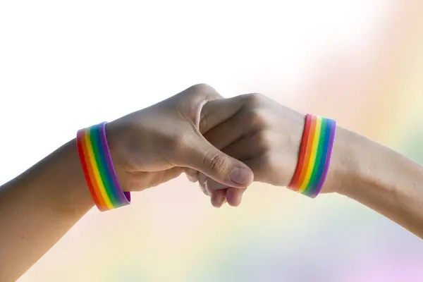 Hände Mit Regenbogenarmbändern Lgbt Symbol Konzept Für Lgbt Feierlichkeiten Juni — Stockfoto