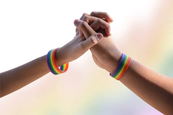 Hände Mit Regenbogenarmbändern Lgbt Symbol Konzept Für Lgbt Feierlichkeiten Juni — Stockfoto