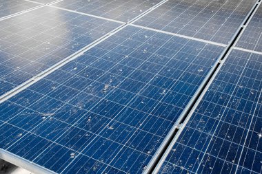 Çatıya güneşten gelen elektriği kullanmak için güneş panelleri kurulmuş, üst yüzey güvercin pisliği, toz, sis, duman, tüy ve ayak izleri, solarcell sistem bakım kavramı ile kirlenmiş.