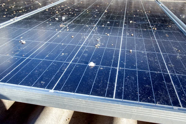 Zonnepanelen Geïnstalleerd Het Dak Elektriciteit Van Zon Gebruiken Het Bovenoppervlak — Stockfoto