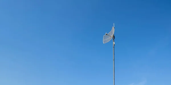 Wifi Odbiornik Repeater Hotspot Antena Biegun Zainstalowany Dachu Wysokiego Budynku — Zdjęcie stockowe