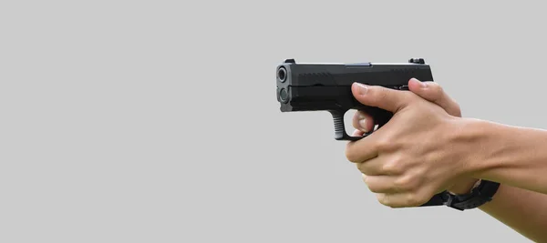 Ręce Trzymające Pistolet 9Mm Odizolowane Szarym Tle Ścieżkami Wycinania — Zdjęcie stockowe